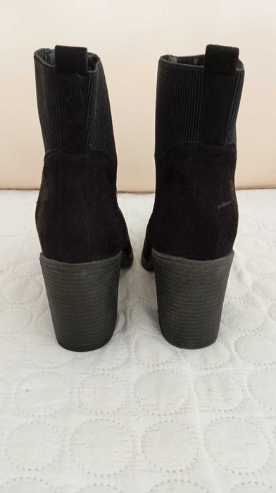 Botas confortáveis da Marypaz em camurça