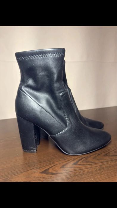 Czarne botki na słupku 10 cm