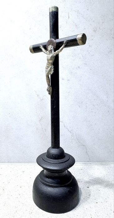 Pequeno antigo crucifixo popular em madeira - fim do Sec. XlX , início do Sec.  XX