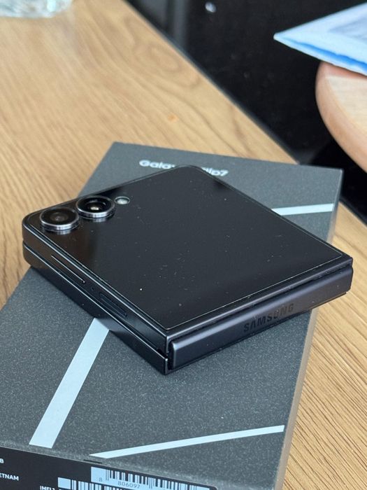 Samsung Galaxy Z Flip7 |  256 GB | Idealny stan | 100% bateria