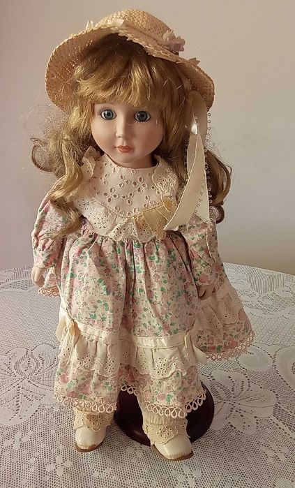 Boneca muito antiga com cabeça em louça