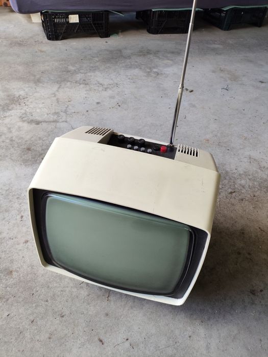 Telewizor Neptun 150 UNITRA PRL – czarno-biały, z anteną