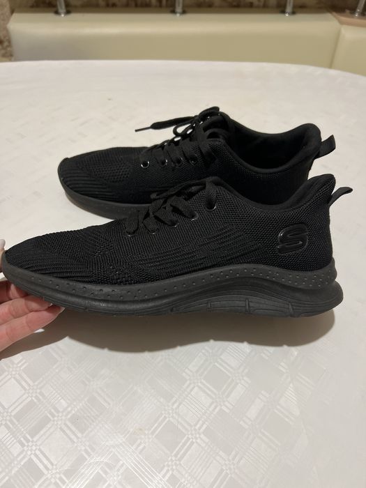 легкі спортивні або прогулянкові кросівки Skechers