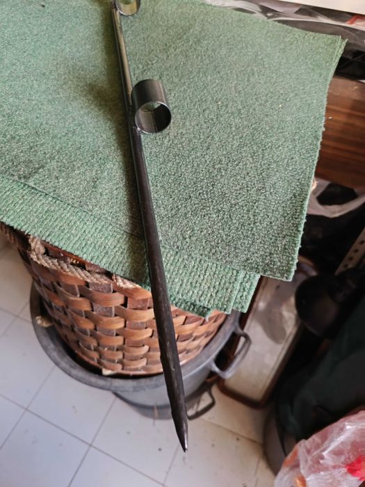 Suporte metálico com espeto