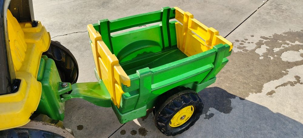 John Deere traktor z przyczepą