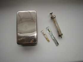 Стерилизатор медицинский огневой, шприц и иголки из СССР.