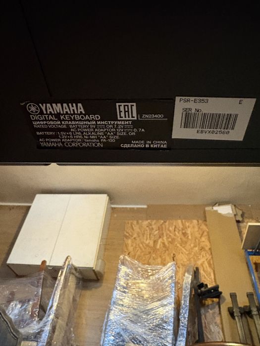 Keyboard Yamaha ze statywem