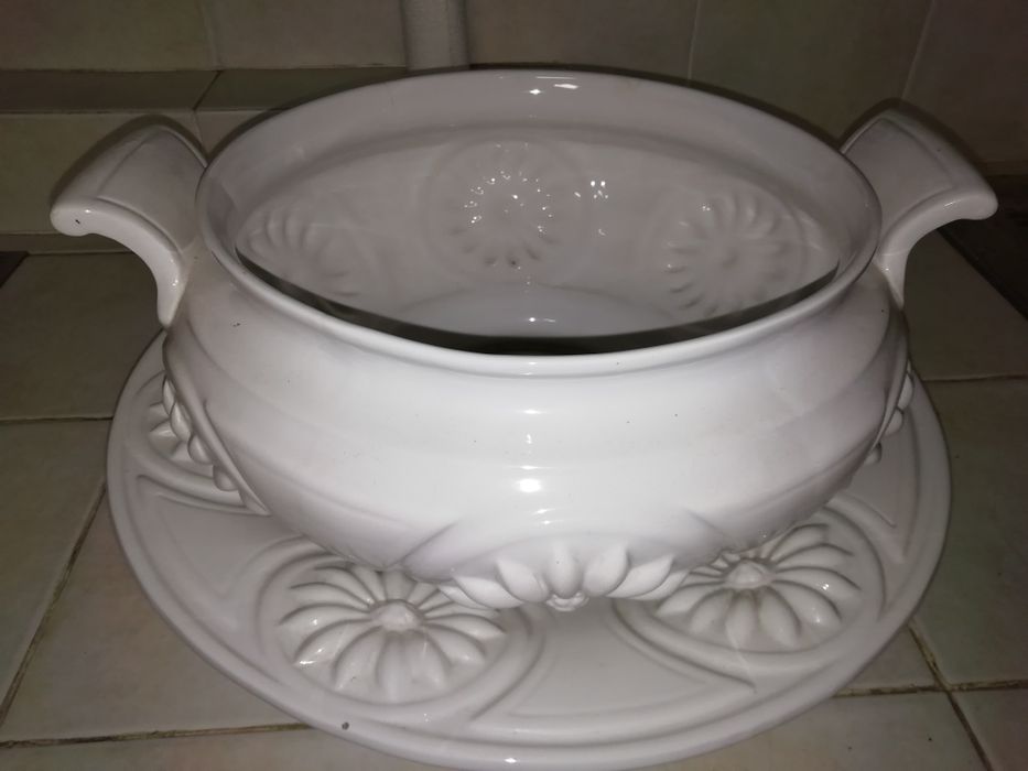 Terrina decorativa em louça branca