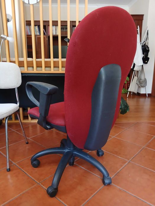Cadeira de Escritório Giratória Vermelha – Confortável e Funcional