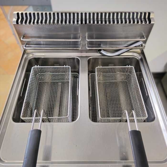 Fritadeira a gás de bancada com 2 cubas (cap. 8+8lts) (600x600x270mm)