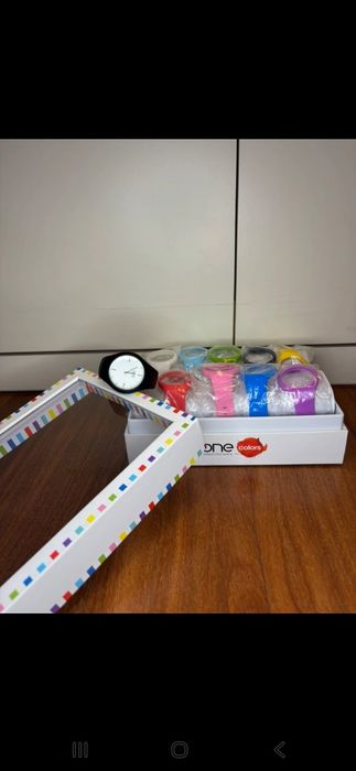 Relogio One com varias braceletes