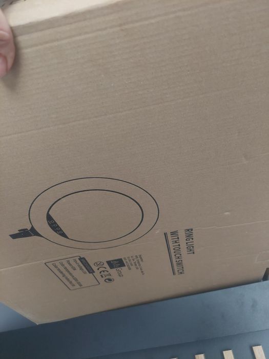Nowa profesjonalna lampa pierścieniowa ze statywem