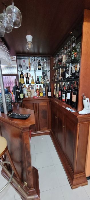 Móvel de Bar de Canto em Madeira + 3 Cadeiras | Espelhado e com Suporte para Copos