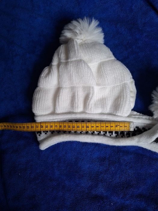 Cudna damska biała czapka  z nauszniki i pomponami