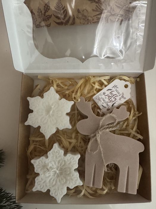 Свічки, новорічні подарунки