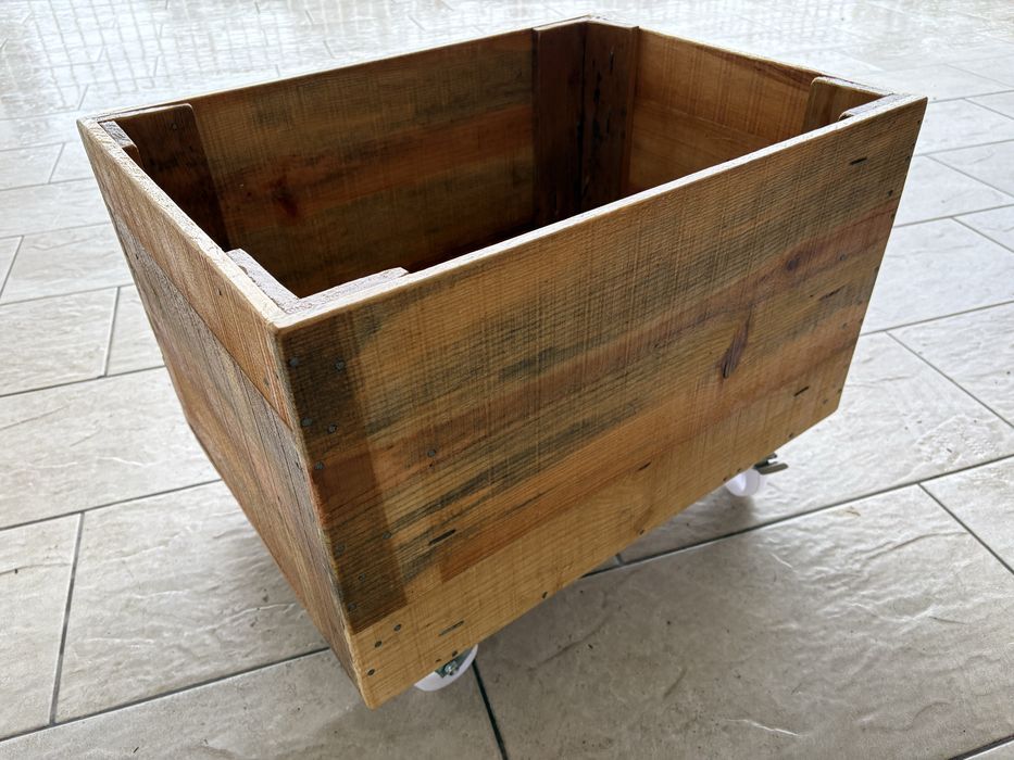 Cesto de lenha com rodas