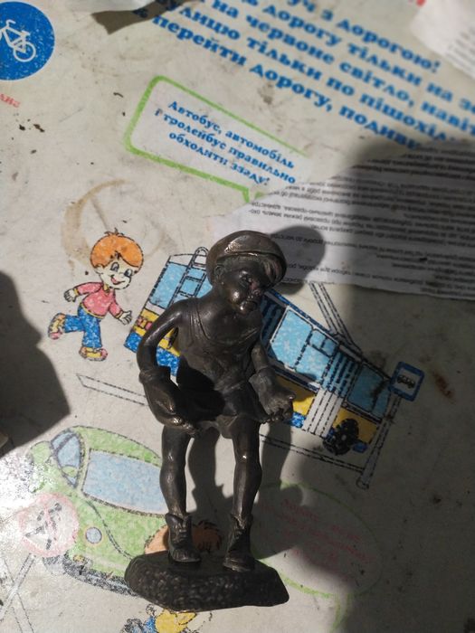 Продам статуетку мальчик ловящий м'яч