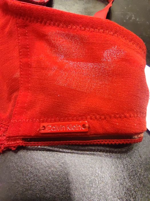 Koronkowy biustonosz Calvin Klein w pięknym czerwonym kolorze. TANIEJ!