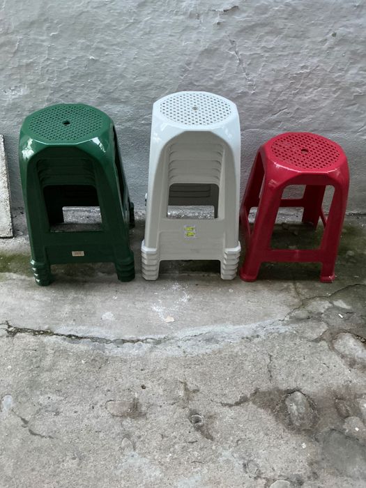 Conjunto de 11 bancos de plastico