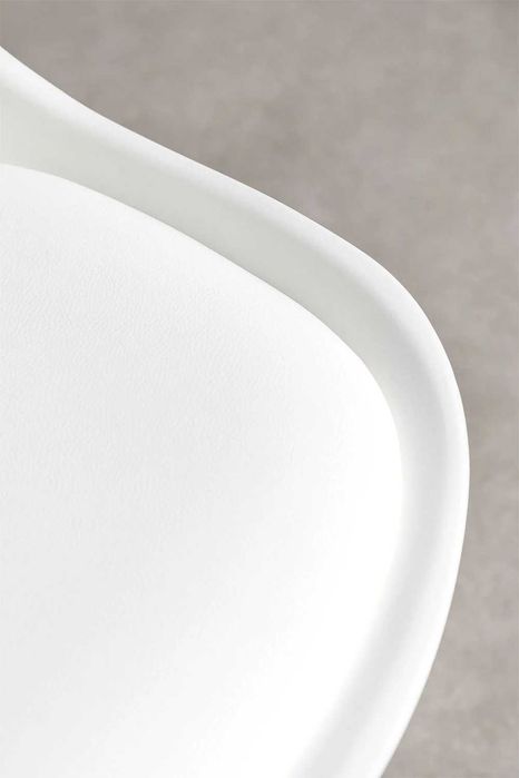 Conjunto 2 Cadeiras de jantar em polipropileno branco com almofada e pés em madeira de faia Nordic, como novas, montadas para demonstração