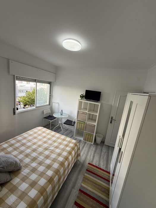 Quarto cama casal tv frigobar auto carro na porta na Amadora (São Brás)