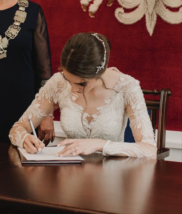 Suknia ślubna z koronką i perełkami z salonu „Wanda”