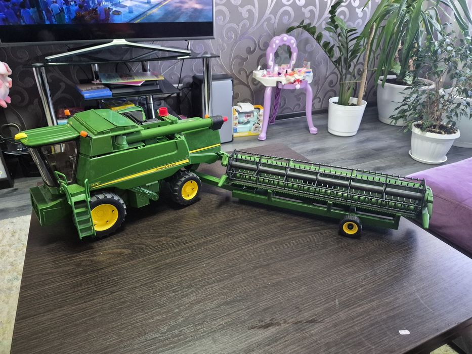 Іграшка Bruder комбайн John Deere T670i (02132)