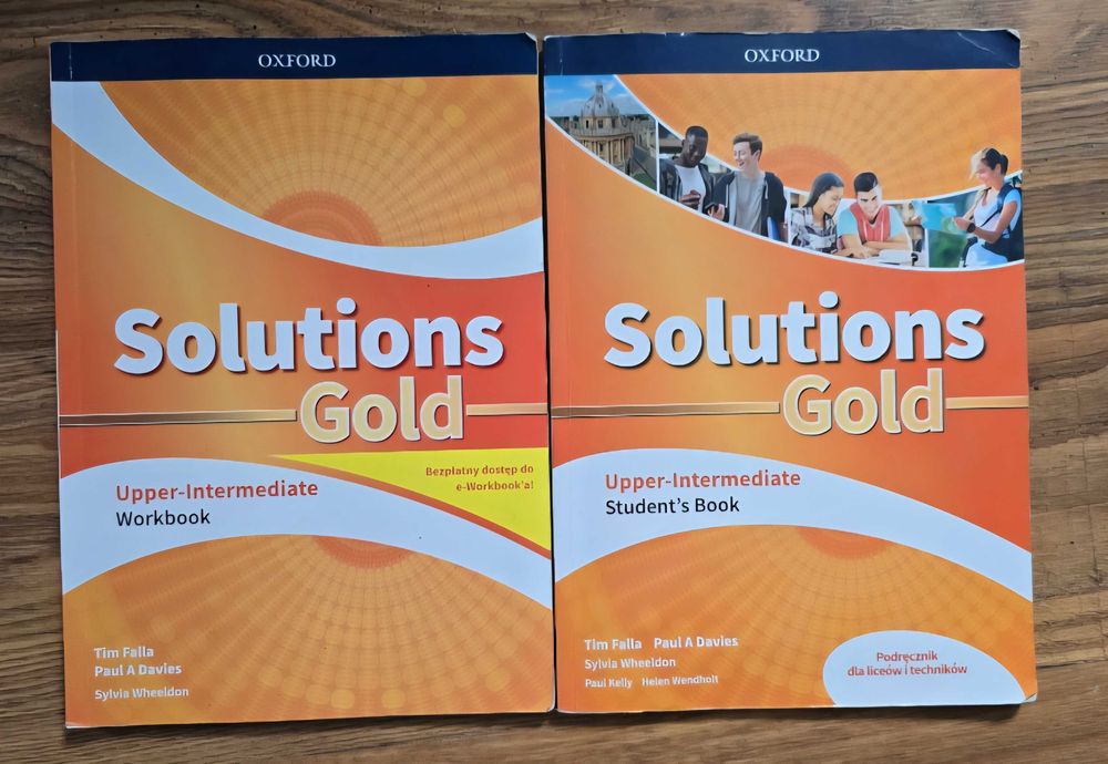Podręczniki i karta pracy "Solutions Gold" pomarańczowe.