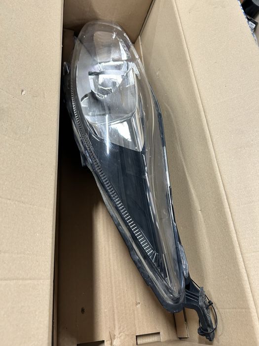 Продам Фары Фиеста оригинал в очень хорошем состоянии