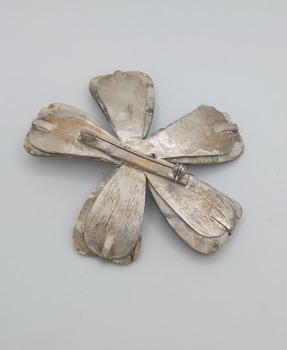 Alfinete de prata artesanal com madrepérola