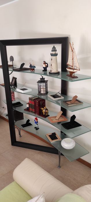 Estante/móvel com prateleiras vidro design