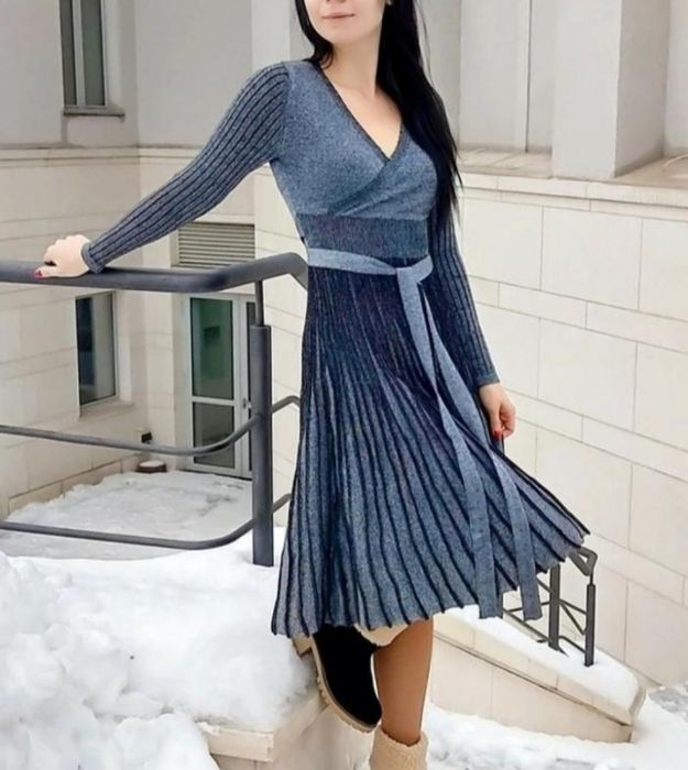 Теплое трикотажное платье миди с люрексом и юбкой плиссе.