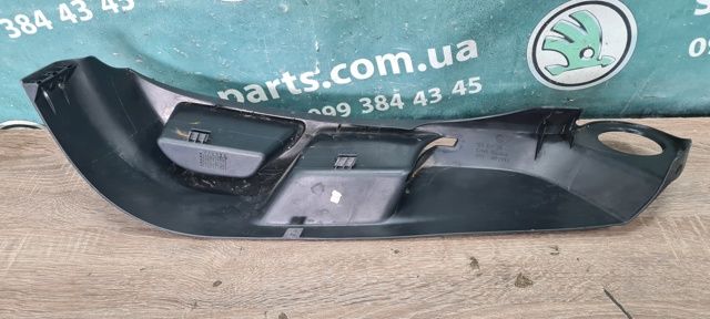 Кришка сидіння передня права Skoda Octavia A5 вживана 1Z0881318Q
