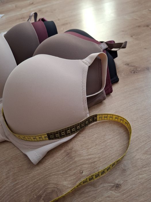 Biustonosz 4 szt  r. 100 D nowe