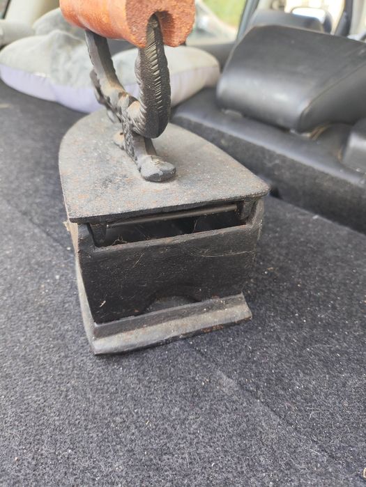 Ferro de engomar a carvão antigo em ferro e madeira