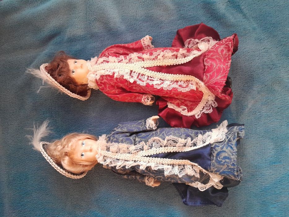 Bonecas de porcelana e de trajes tradicionais