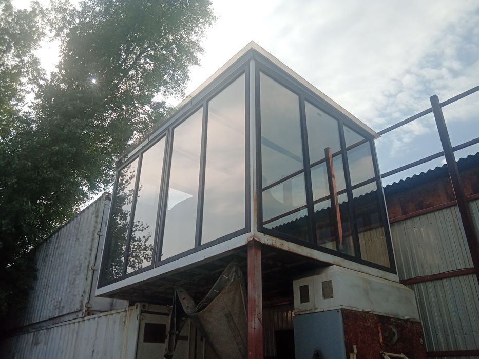 Альтанка засклена, Курилка