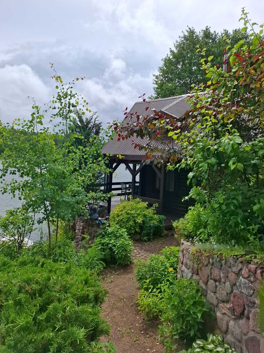 Przytulny drewniany domek + SAUNA nad jeziorem