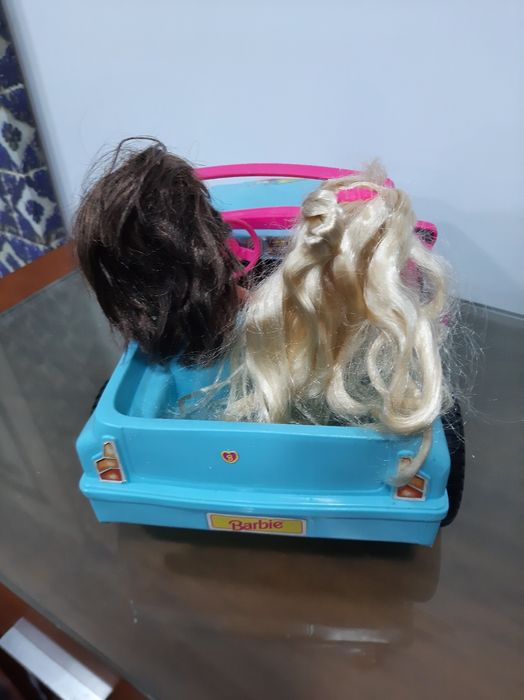 Carro barbie, com barbies.