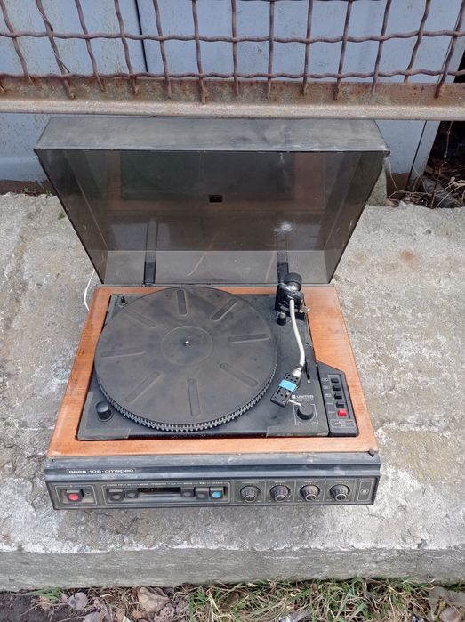 Продам магнитофон "Вега"