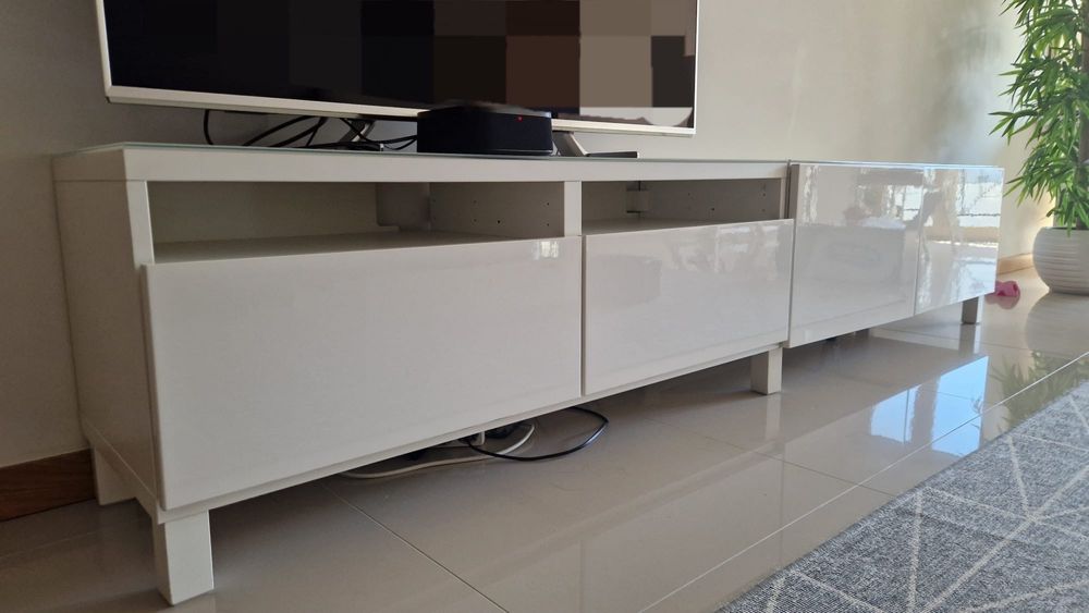Móvel de TV IKEA BESTÅ Branco Alto Brilho com Tampo em Vidro