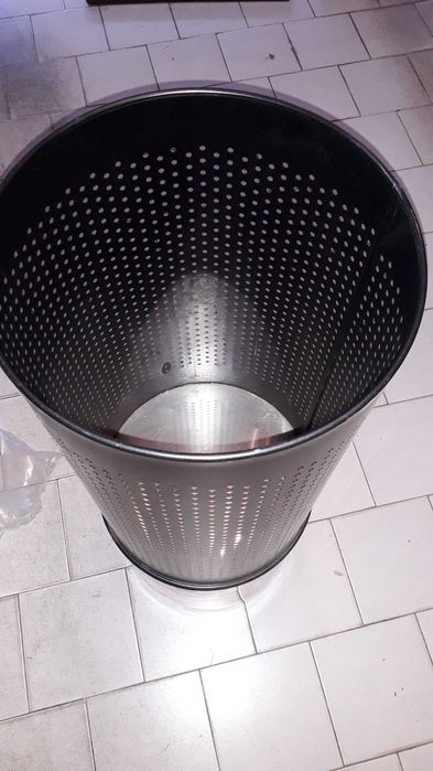 Cesto em metal preto e tampa em aço inox de roupa suja ou lixo. Usado