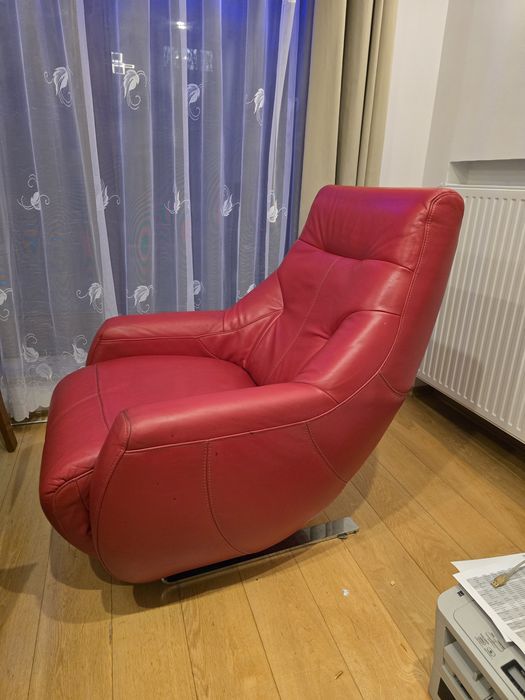Czerwony skórzany fotel