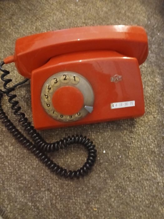 Telefon retro lata komuny vzerwony do ozdoby prl
