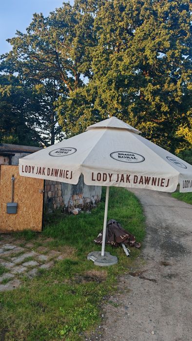 Parasol z podstawą betonową