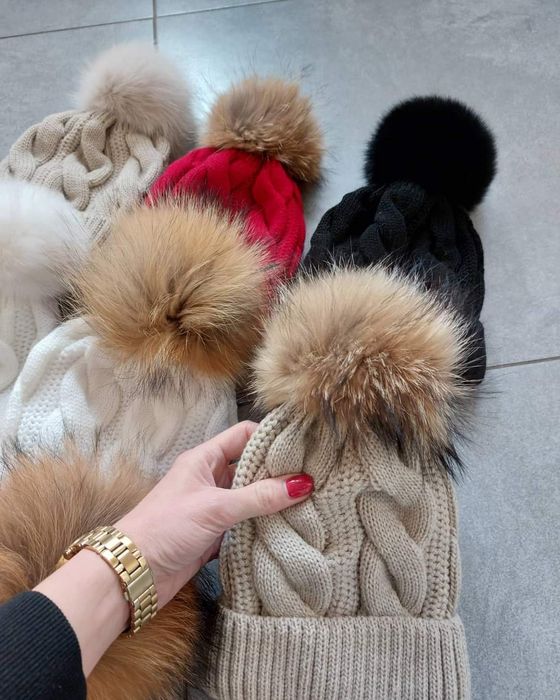 Elegancka czapka z pomponem naturalne futerko jenot kolory