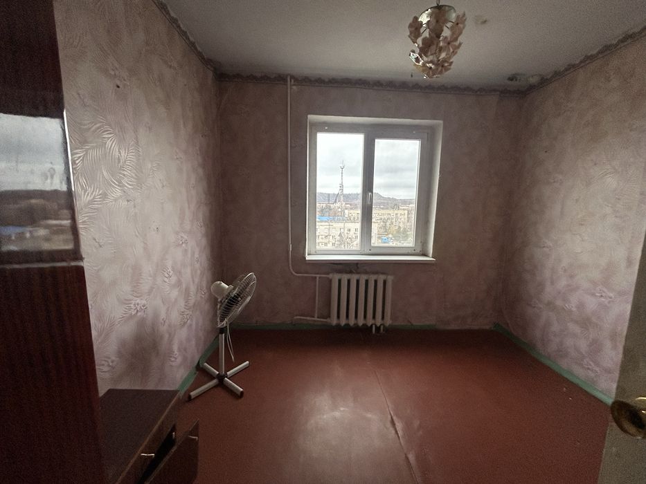 КРЕС вулНарвська  Продаж 3кім.квартири з величезною лоджією, новими вікнами, три окремі кімнати. Поміняю на однокімнатну квартиру без комісіі