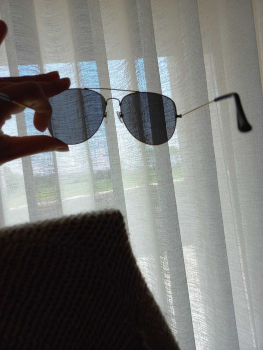 Óculos de sol dourados