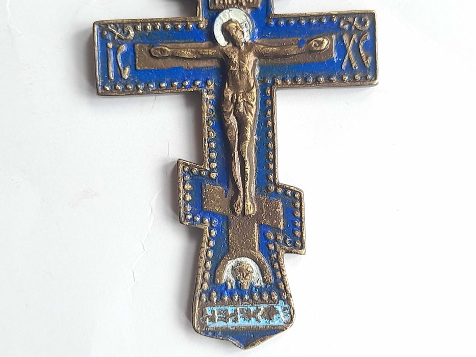 Mały krzyż prawosławny z Chrystusem, mosiądz malowany