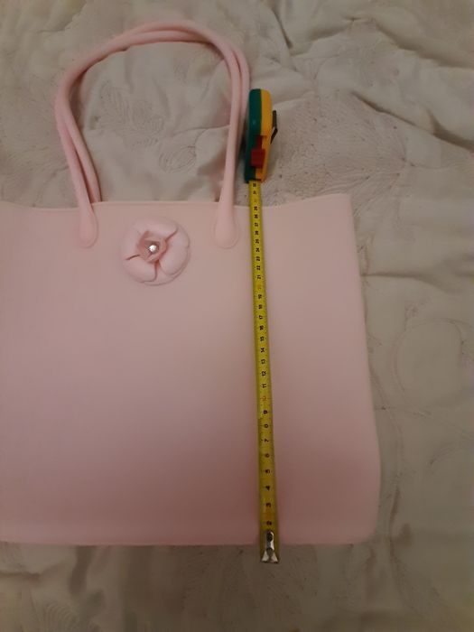 Gumowa różowa torebka na ramię